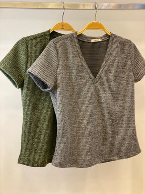 Blusa Goreti, em decote em V, no tricô