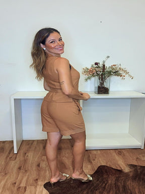 Conjunto é um look casual e elegante, perfeito para mulheres modernas, composto por regata e bermuda em linho pespontado marrom claro – Luna