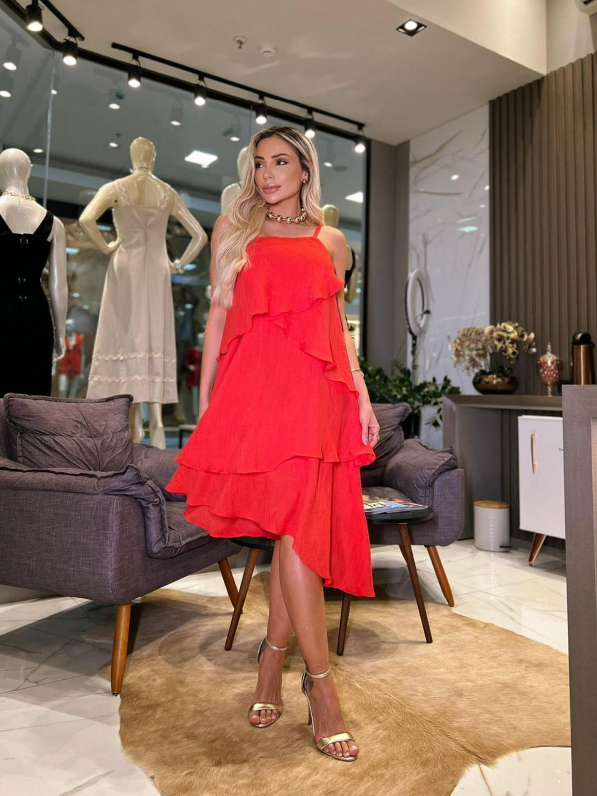 Um vestido elegante para mulheres sofisticadas, ideal para ocasiões especiais, feito em tecido fluido, com camadas e recorte diagonal – Luna