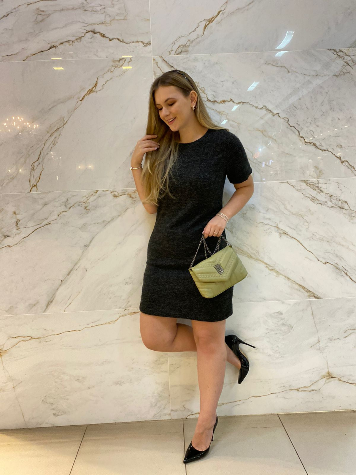 Um vestido de tricô básico, ideal para mulheres elegantes, perfeito para dias versáteis; disponível em preto ou marrom.  Marina.