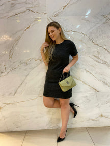 Um vestido de tricô básico, ideal para mulheres elegantes, perfeito para dias versáteis; disponível em preto ou marrom.  Marina.